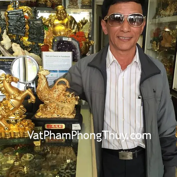 Chú Sơn - khách hàng mua tượng ngựa G107A và tượng gà kéo xe tiền G046A