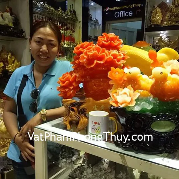 Chị Xuân - khách hàng mua cặp tỳ hưu thạch anh đen GM008, bình mẫu đơn đỏ H220G và tượng uyên ương đỏ trên mẫu đơn H489G