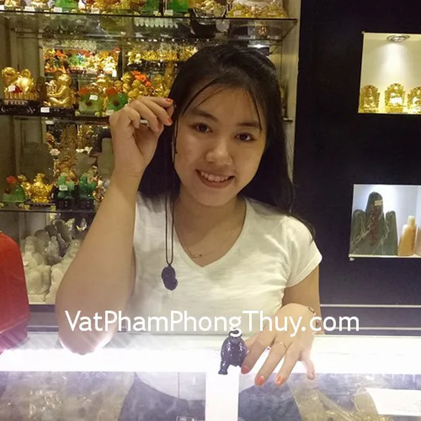 Chị Trân- khách hàng mua tỳ hưu đeo cổ hắc ngà cõng tiền lớn S127, tỳ hưu đeo cổ thạch anh trắng vảy rồng S406, rùa đầu rồng hắc ngà LM110