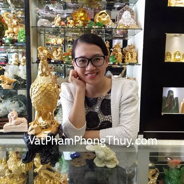 Chị Thanh Uyên - khách hàng mua thiềm thừ cẩm thạch Tây Tạng chuẩn CTT-S, hoa mai năm cánh CC1139 và mặt nhện trên bàn chân Phật thanh kim S6029