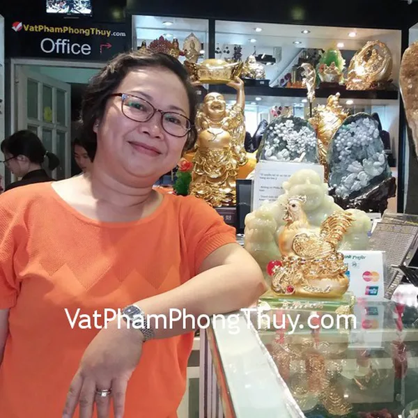 Cô Giang - khách hàng mua tượng gà trên đống tiền vàng G071A