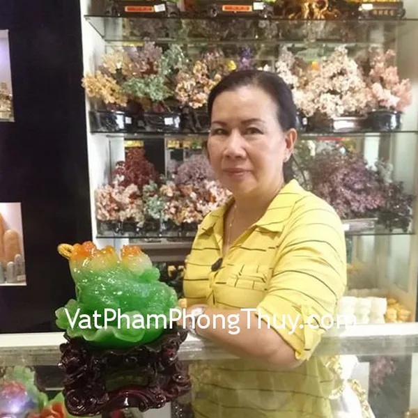 Cô Nga - khách hàng mua tượng thiềm thừ xanh E071