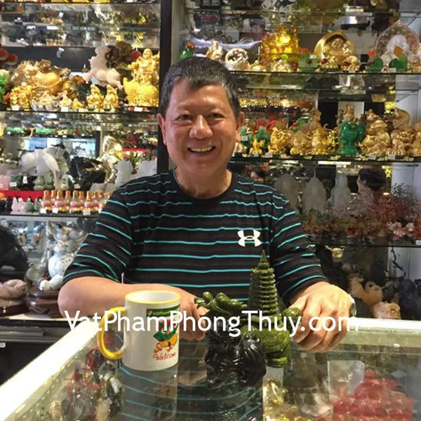 Chú Tân - khách hàng mua long quy cõng tháp lam ngọc GM029 và tỳ hưu băc kinh đen chuẩn BKD-S