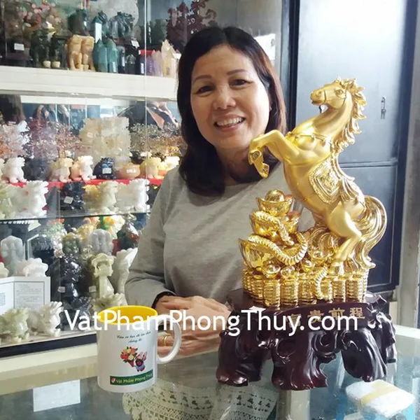 Cô Tuyết - khách hàng mua Ngựa vàng có kim nguyên bảo trên đống tiền vàng G108A
