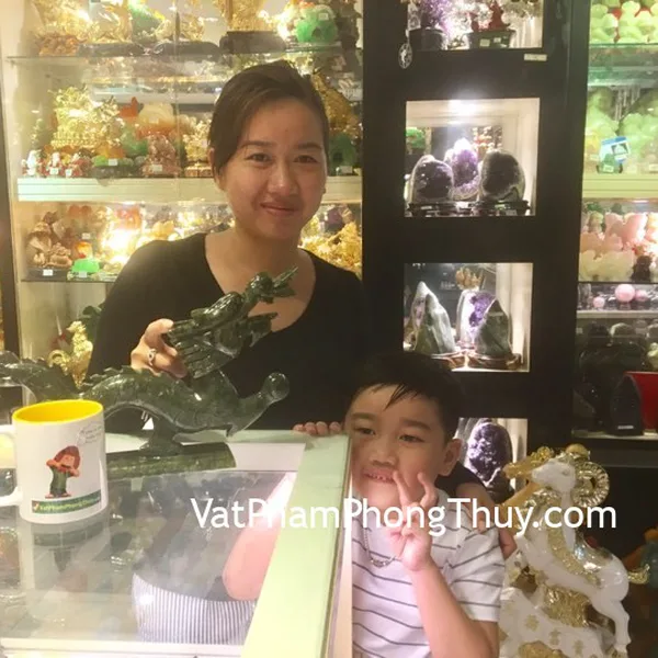 Chị Linh - khách hàng mua tượng rồng xanh lam ngọc lớn GM038