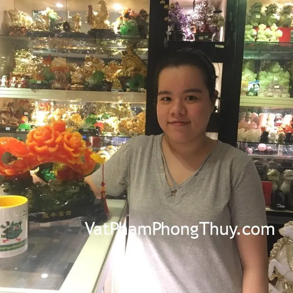 Chị Phụng - khách hàng mua tượng mẫu đơn ngọc đỏ như ý trên núi xanh G118A