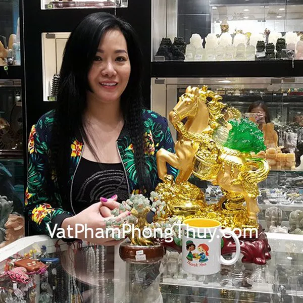 Chị Thanh - khách hàng mua tượng ngựa vàng cõng cải xanh G106A và cây tài lộc đông linh KC092