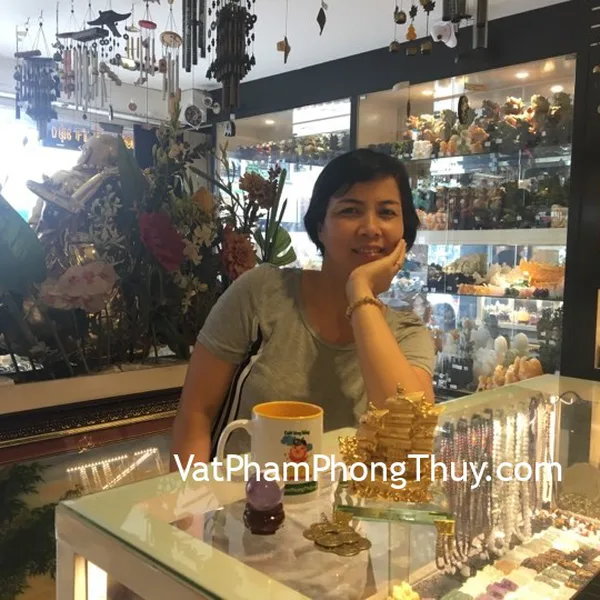 Chị Nguyệt - khách hàng mua quả cầu thạch anh tím GM142-S5-665, thuyền rồng vàng K167M, xu hoa mai 5 cánh liền CC1139, chuỗi thạch anh tóc vàng S6366-S5-3718