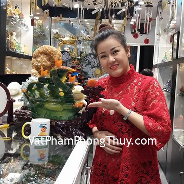 Chị Ngọc Loan- khách hàng mua thuyền buồm xanh đế gỗ K164M