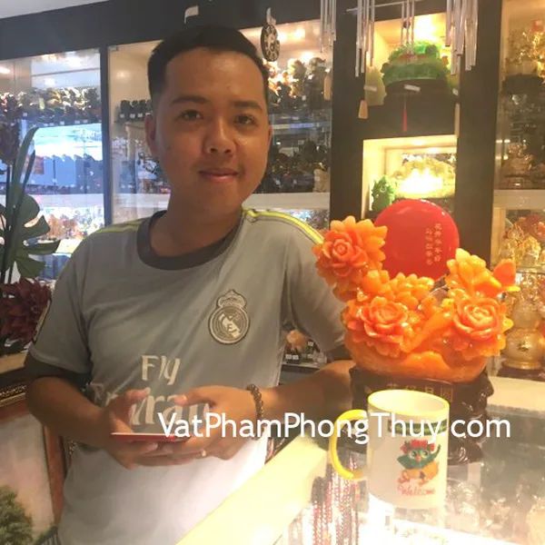 Anh Tiền - khách hàng mua tượng hoa mẫu đơn cát tường H213G