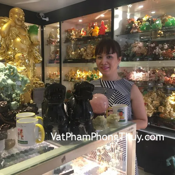 Chị Nguyên - khách hàng mua Thiềm Thừ Tây Tạng chuẩn CTT-S , Tỳ Hưu Bắc Kinh đen khủng BKD-L và quả cầu thạch anh hồng M181-S5-7663, xâu tiền hoa mai 5 cánh liền CC1139