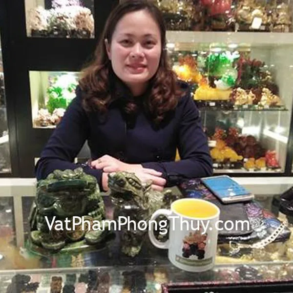 Chị Chinh - khách hàng mua thiềm thừ lam ngọc lớn và tỳ hưu lam ngọc lớn