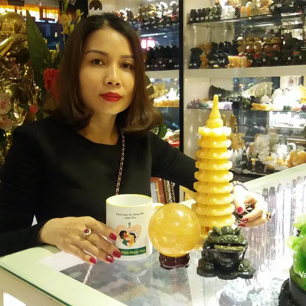 Chị Hải - khách hàng mua tháp văn xương hoàng long 9 tầng GM056, thiềm thừ lam ngọc GM025, quả cầu đá thạch anh vàng M191-S5-1576, mặt tỳ hưu trang sức