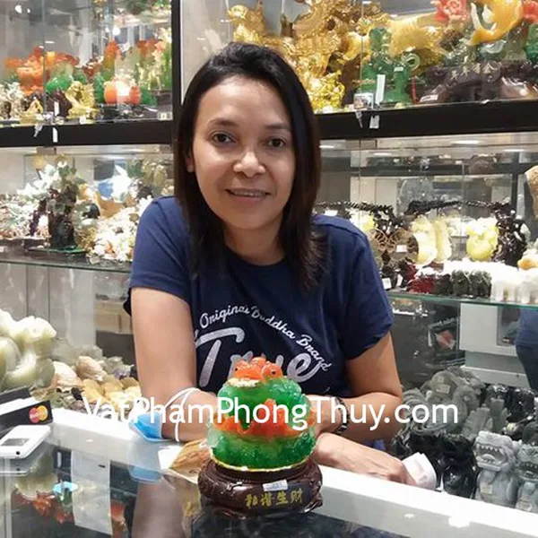 Chị Mỹ Phương- khách hàng mua thiềm thừ xanh mào đỏ trên bụi sen C063A và chuỗi tỳ hưu mắt mèo S6417