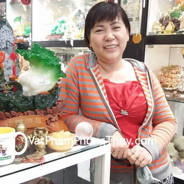 Chị Hoa - khách hàng mua hồ lô bát tiên D204, quả cầu thạch anh trắng GM148-S4-2683 và phật di lạc đồng nhỏ D137