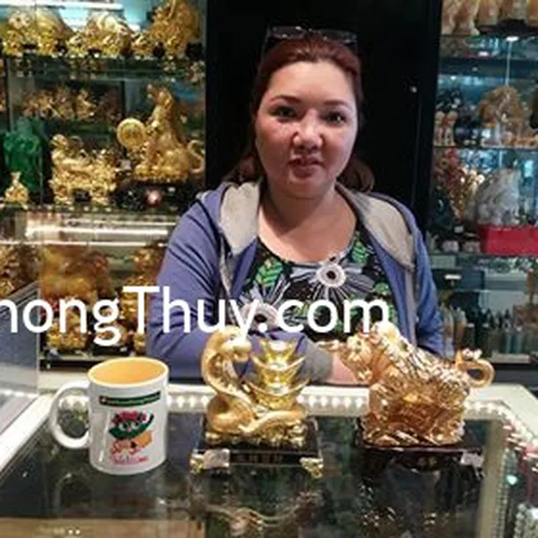 Chị Nga - Khách hàng mua Rắn nén vàng E096 và Trâu vàng đế gỗ C114A