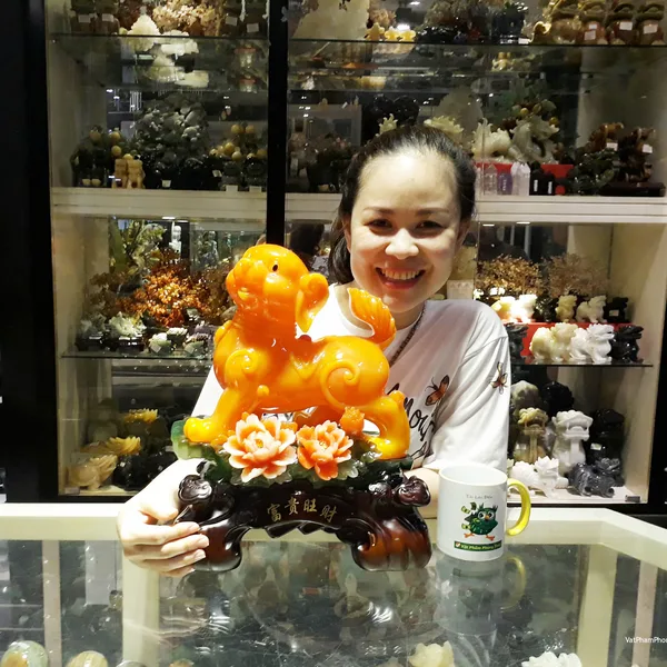 Chị Tùng - khách hàng mua Tượng Chó Cam Bên Hoa Mẫu Đơn C013A