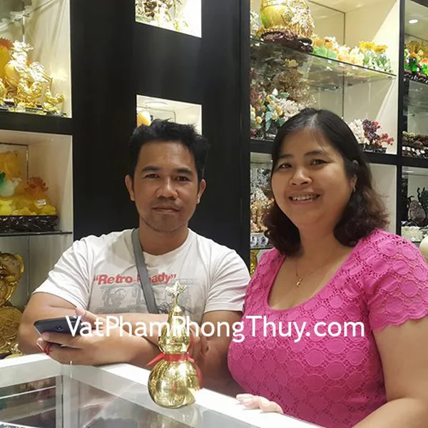 Vợ chồng chị Quyên - khách hàng mua hồ lô đồng trơn lớn D208