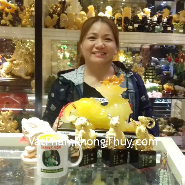 Chị Mai - khách hàng mua Tỳ hưu lưu ly vàng G168A, Thiềm thừ đá Hồng C-DH, Tượng Heo sa kim C211A-12, Tượng Thỏ sa kim C211A-4, Tượng Dê sa kim C211A-8