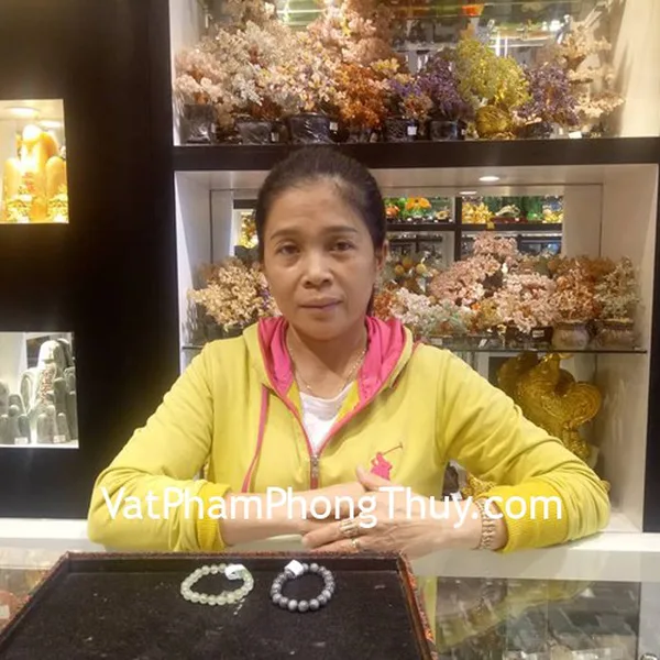 Chị Vân - khách hàng mua vòng tay ngọc Cẩm Lãm S6372-2571 và vòng tay nham thạch đen S6655-1825