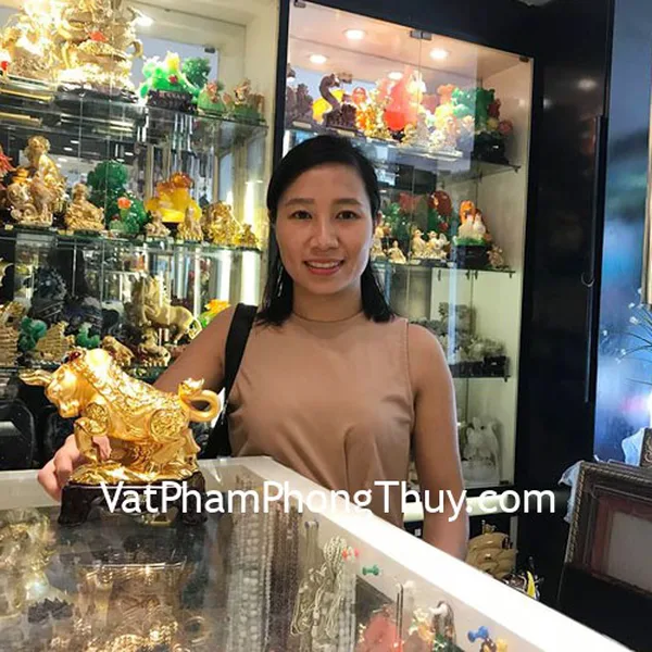 Chị Hồng Hoa - Khách hàng mua Trâu vàng trên tiền đế gỗ C114A
