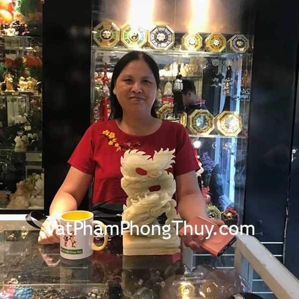 Cô Sâm - Khách hàng mua Rồng Cẩm Thạch đứng lớn N074