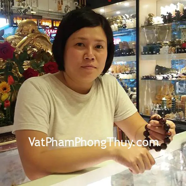 Chị Châu - khách hàng mua chuỗi mắt mèo siêu cấp S6083