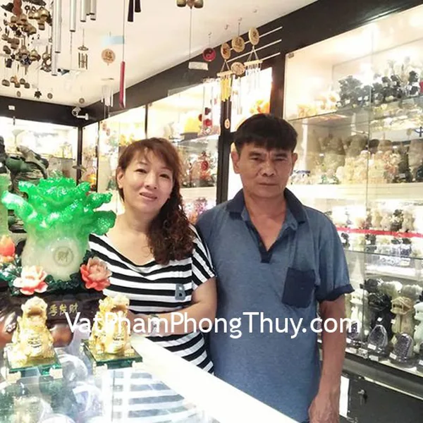 Anh Nam- khách hàng mua Bắp cải đứng trên hoa mẫu đơn C163A và Tỳ hưu vàng trên đế thuỷ tinh C053A