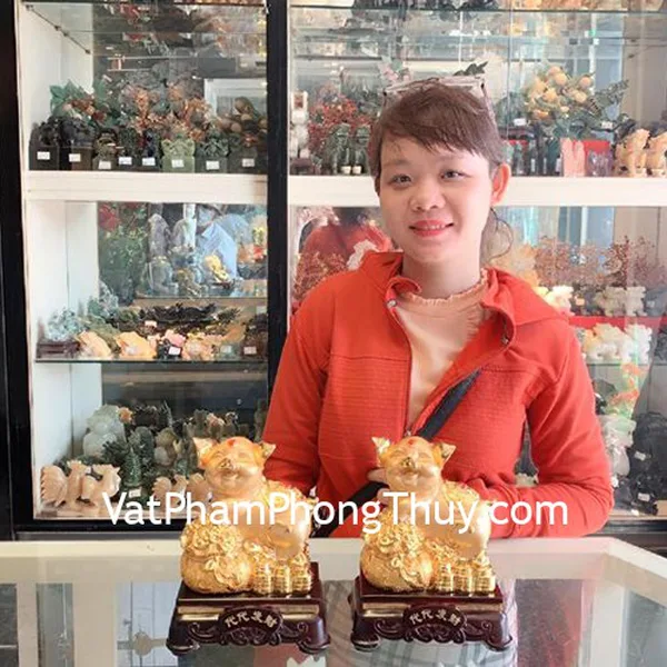 Chị Nhi - khách hàng mua Cặp Heo vàng trên túi tiền vàng LN033