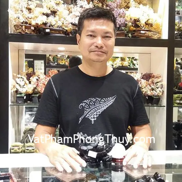 Anh Khoa - khách hàng mua quả cầu thạch anh trắng GM148-1260, long quy hắc ngà lớn GM071 và tháp văn xương lam ngọc 7 tầng lớn GM186