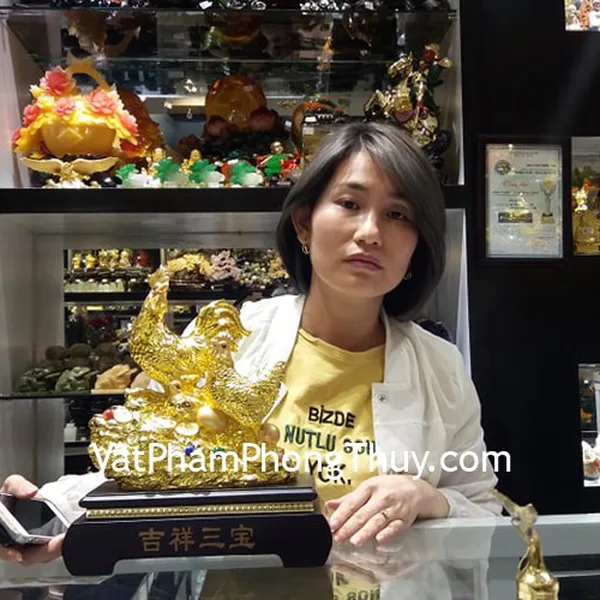 Chị Bích Liên - khách hàng mua tượng gia đình gà bên kim bảo G008A, G012A và phật bản mệnh mắt mèo tuổi Tý S6720-1