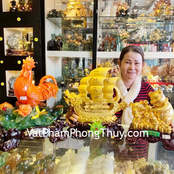 Cô Phương - khách hàng mua Gà ngọc đỏ như ý xanh G056A, Thuyền buồm rồng vàng kim LN139, Gia đình heo vàng LN030