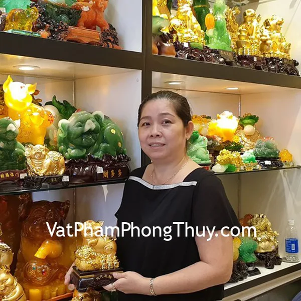 Chị Thúy - khách hàng mua tượng heo vàng LN037