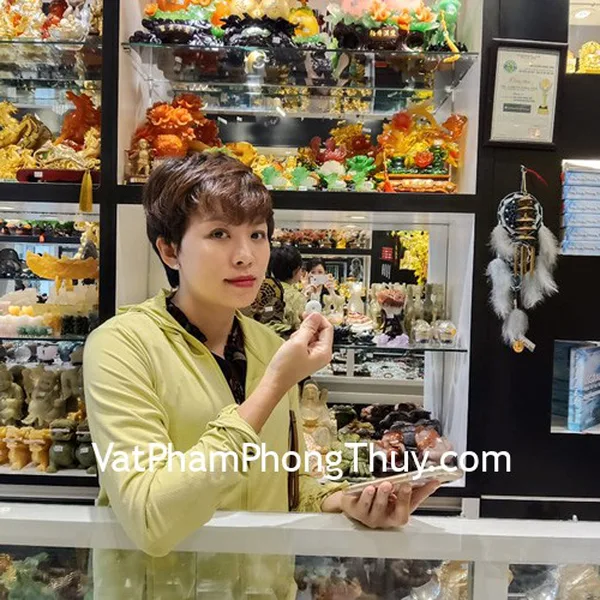 Chị Tâm - khách hàng mua đồng tiền ngọc Myanmar S833