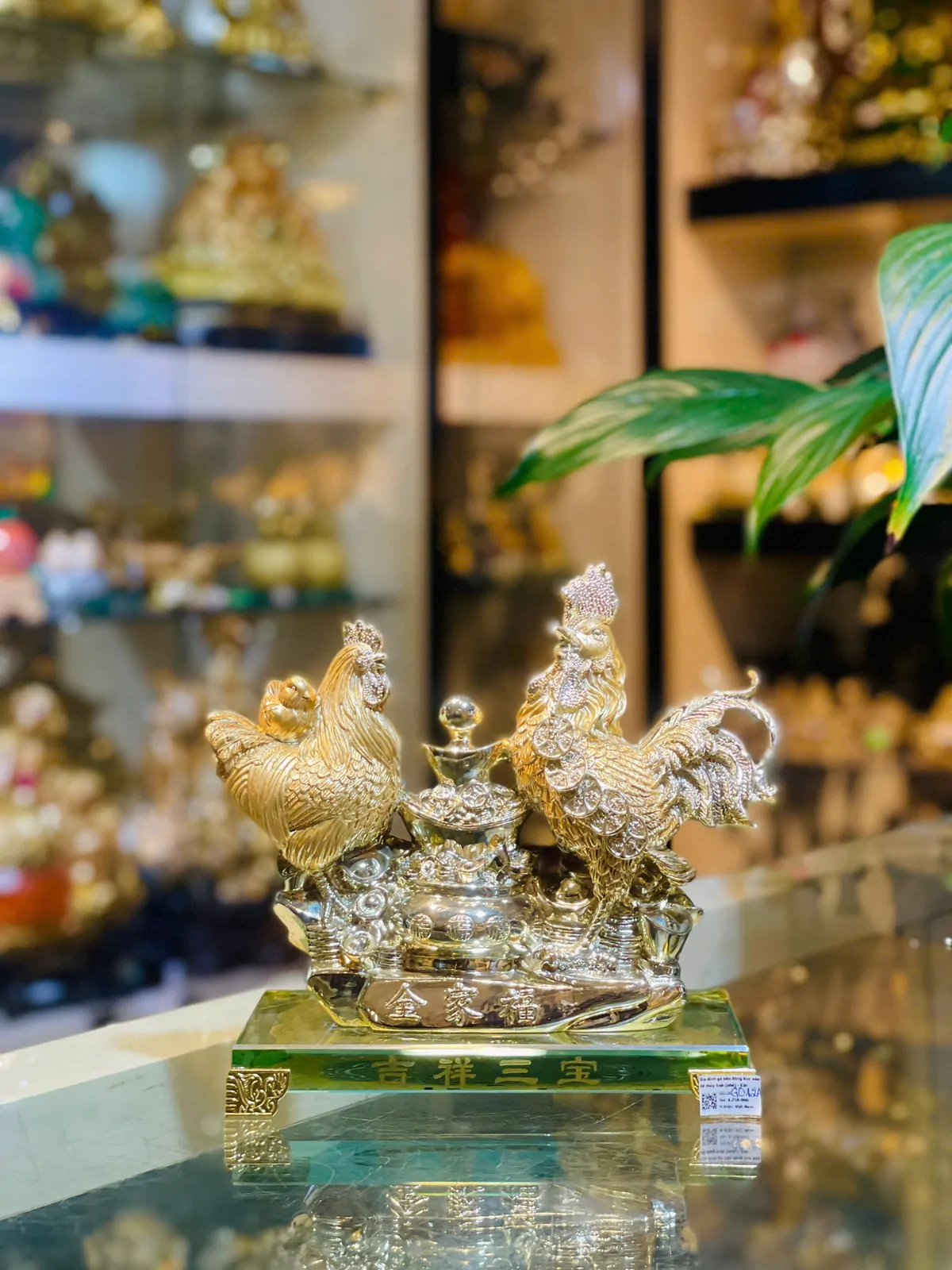 Gia đình gà bên đống kim bảo đế thủy tinh (nhỏ) - Cát tường tam bảo G012A