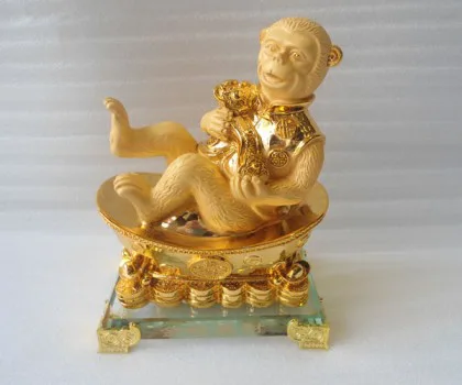 Khỉ thần tài ôm như ý trên nguyên bảo đế thủy tinh - kim hầu tụ tài FK069M