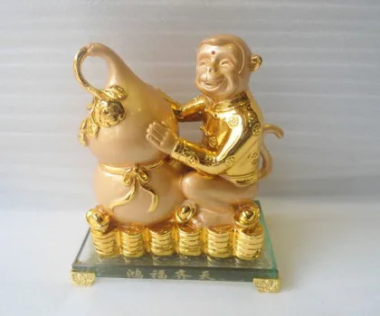 Khỉ thần tài vàng ôm hồ lô đế thủy tinh - hồng phước tề thiên FK076M