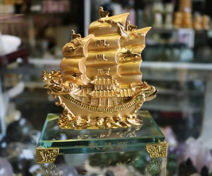 Thuyền buồm vàng trên đế thủy tinh nhỏ - nhất phàm phong thủy K167M