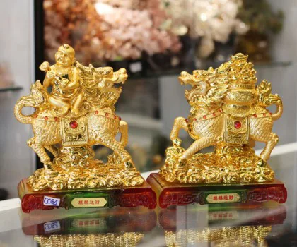 Kỳ lân cõng đồng tử trên túi vàng đế lưu ly - Kỳ lân tống tử/ Kỳ lân tống tài FC084A