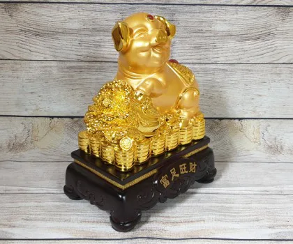 Vua heo vàng ôm bắp cải vàng trên đống tiền vàng đế gỗ - Phú Túc Vượng Tài LN031