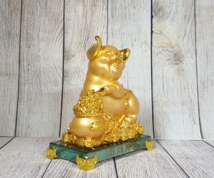 Vua heo vàng ôm hũ vàng trên đống vàng đế thuỷ tinh - Vượng Tài Tụ Bảo LN034