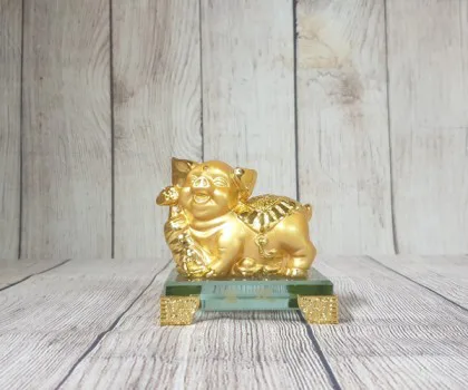 Vua heo vàng ôm gậy như ý vàng đế thuỷ tinh - Phú Túc LN038