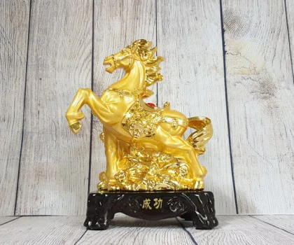Vua ngựa vàng bóng trên núi đá vàng đế gỗ - Thành Công LN132