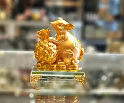 Chuột vàng ôm trái thơm trên đế thuỷ tinh FTM031