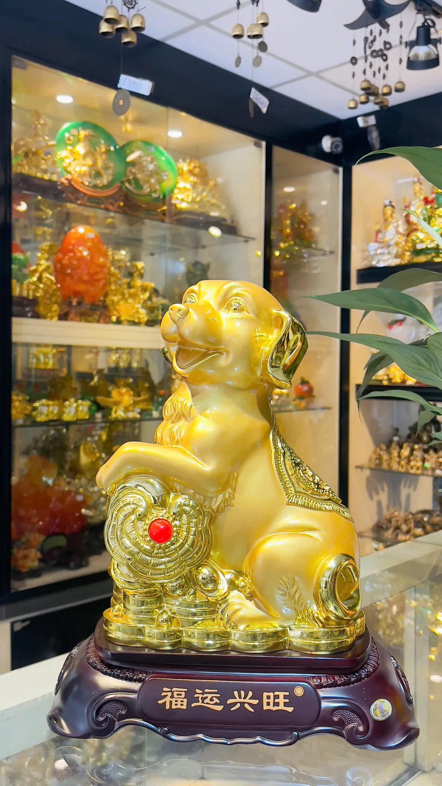 Chó vàng dựa gậy như ý đế gỗ - Phước vận hưng vượng C018A
