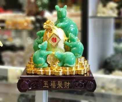 Gia đình chuột bạch ngọc xanh 5 con ôm túi vàng trên đống vàng - Ngũ phước tụ tại TM006