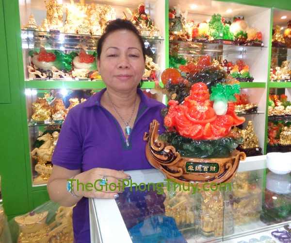 Cô Nga - khách hàng mua tượng Phật Di Lặc đỏ ngồi dưới gốc đa FH250G