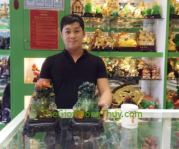 Vợ Chồng Chị Ngân - Khách hàng mua  Tỳ hưu ngọc xanh chân có như ý FG164A ,  Mẫu đơn cam mặt trăng FH209G