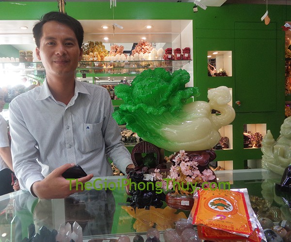 Vợ chồng chị Tú - Khách Hàng mua Tỳ hưu hắc ngà có cánh FGM009, Cây tài lộc gốc đẹp thạch anh hồng FKC090 và Bắp cải trên đền chữ phước FH192G