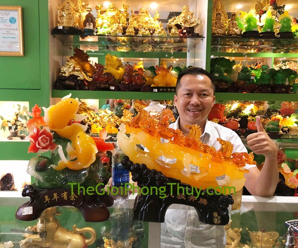 Anh Lộc - Khách hàng mua Bát mã lưu ly cam FC106A, Song ngư 2 cá chép ngọc vàng trên bụi sen FC097A, Chuỗi ngọc phỉ thúy xanh đậm 12li FS6675